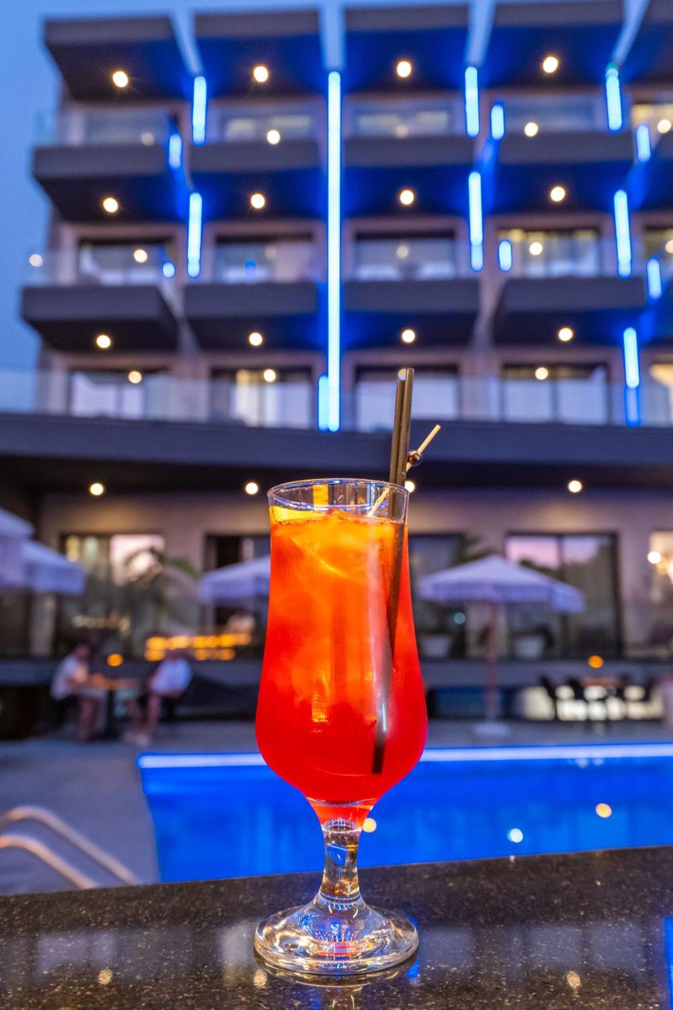 Отель Azura 4*