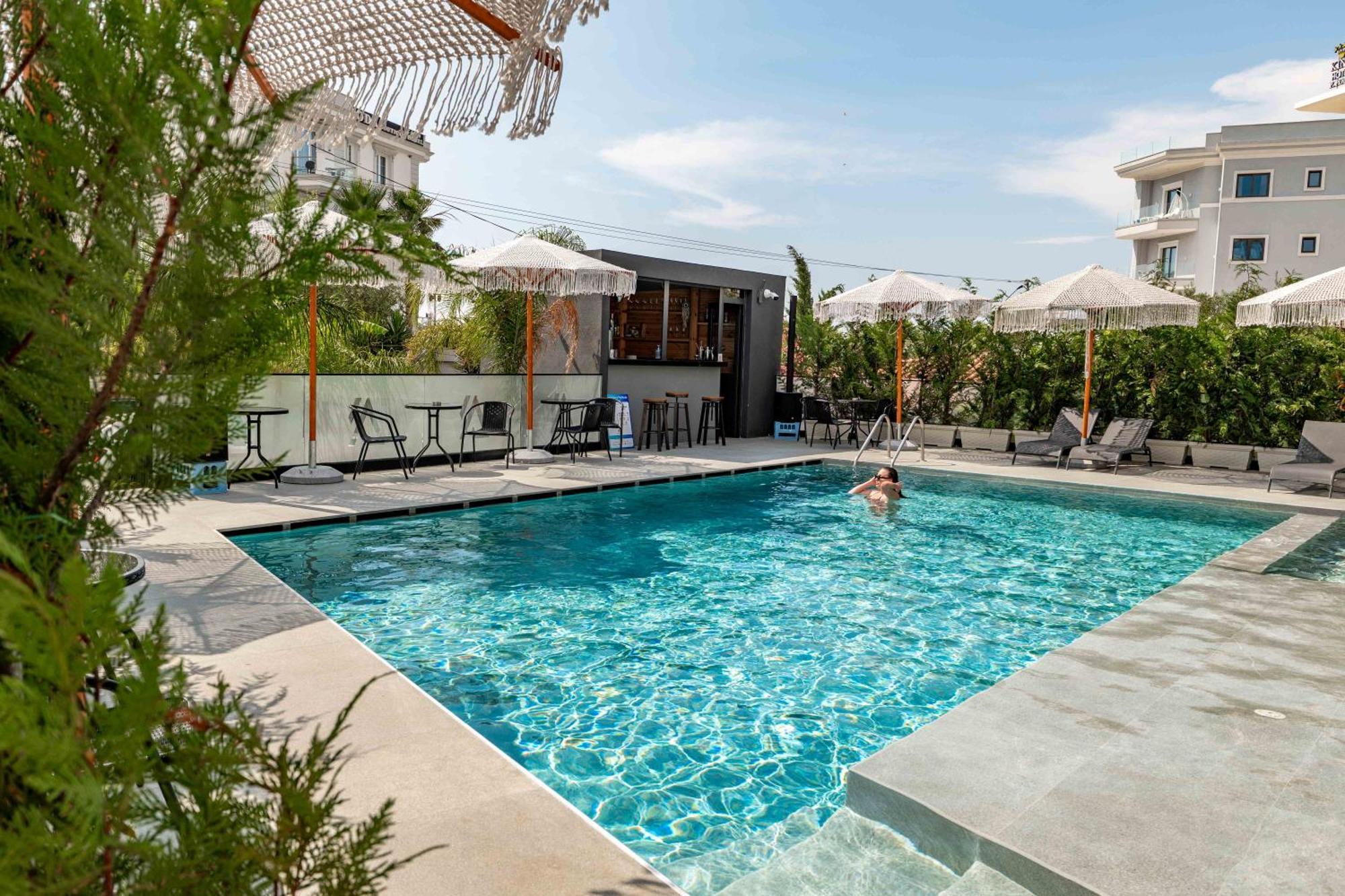Отель Azura 4*